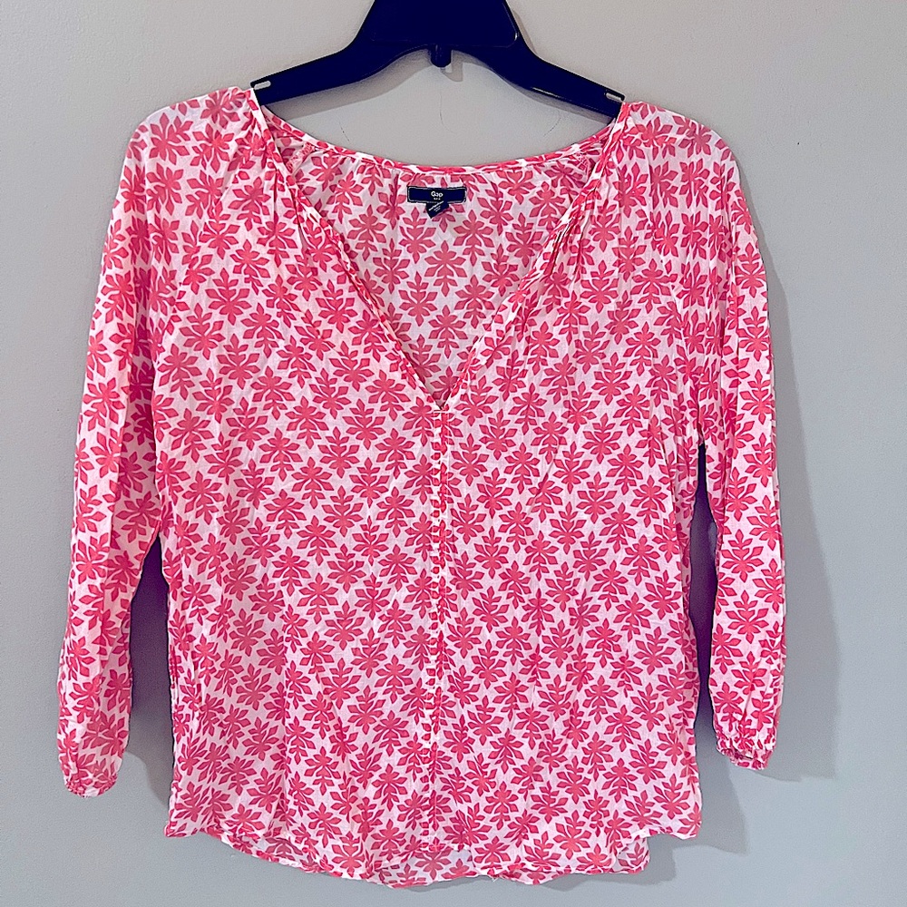 Gap lightweight women's printed blouse size medium excellent condition v neck